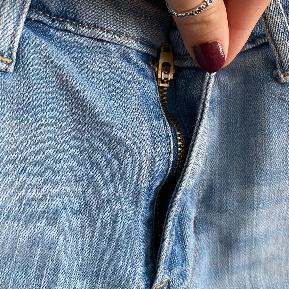 Altered Flare Levi’s - Picture 4 of 7